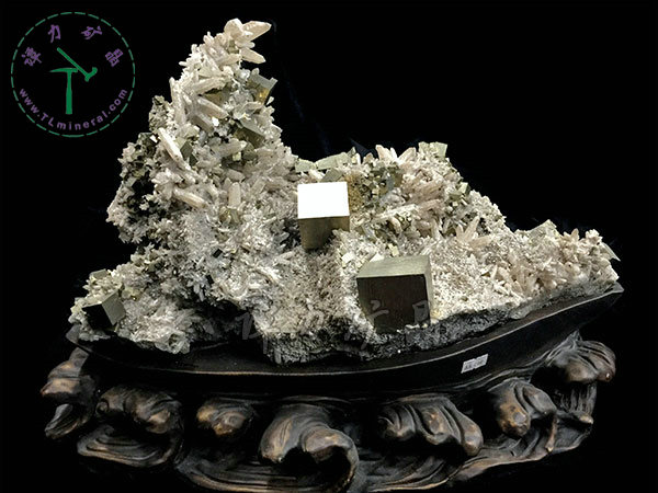 黃鐵礦+水晶（日本律雙晶），43x34x22cm-湖北大冶