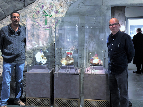 華盛頓國(guó)家自然史博物館Michael-A-Wise邁克爾·懷斯博士（左）向譚力介紹他尋獲的極品碧璽標(biāo)本。