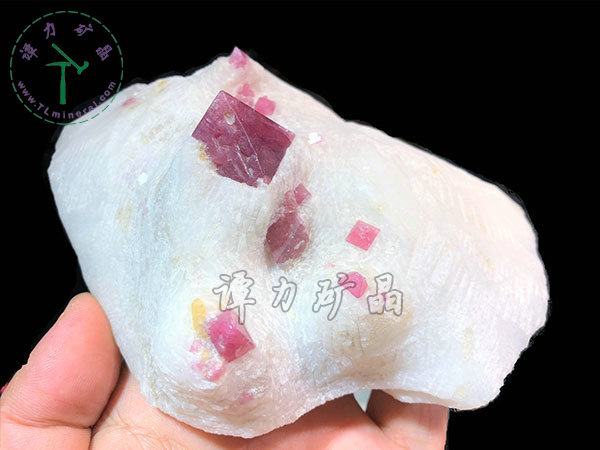 尖晶石+大理巖，越南14x12x7,主晶體：2.4x2.4cm