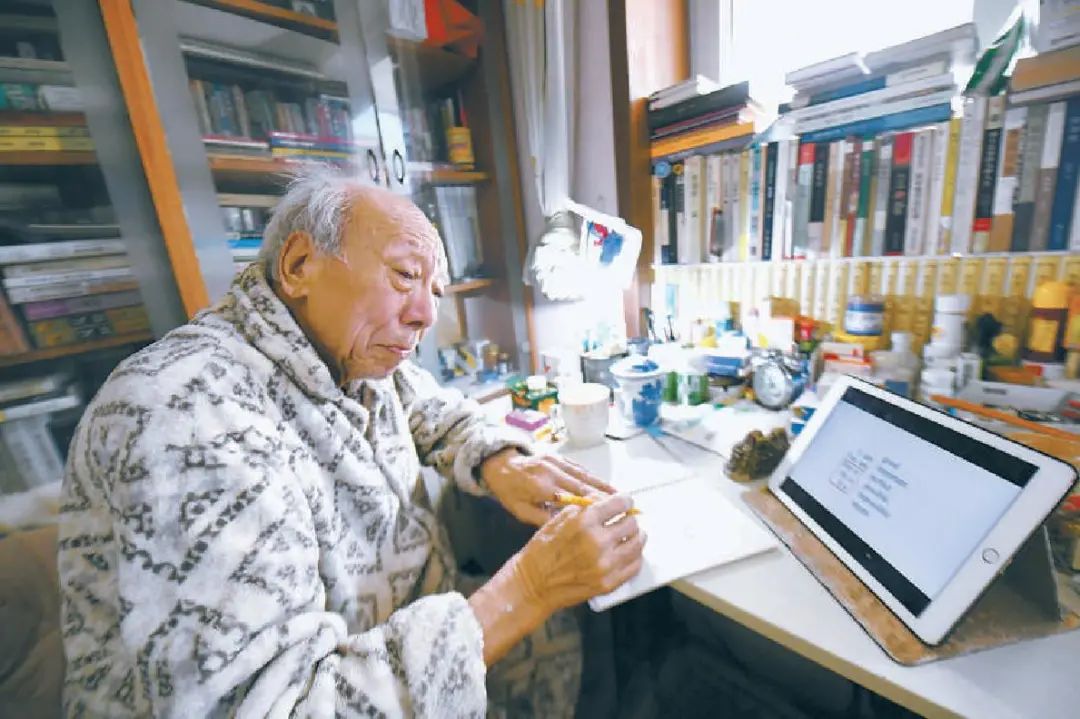 硬核！國科大82歲博士生，馬上就能帶上博士帽了