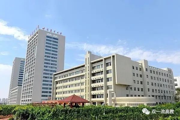 知名大學(xué)男生穿背心做核酸被通報(bào)“毫無底線”，校方回應(yīng)